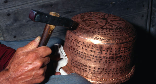 Lavorazione tradizionale del rame in Sardegna | Vetrine dell'Artigiano  Artistico